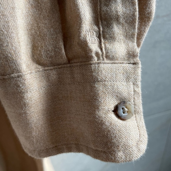 Banana Republic | Untucked Flannel Shirt in Camel | Large - Picture 6 of 7